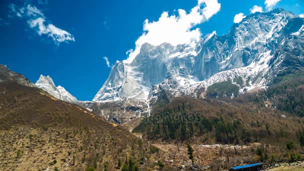 Wolken die bewegen bij snow mountain in Siguniang National Park in Sichuan — Stockvideo