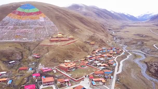 A légi felvétel a Kanze Szecsuán tibeti kolostor — Stock videók