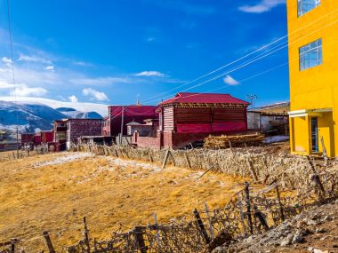 Budist rahipler Yarchen Gar manastırda bina