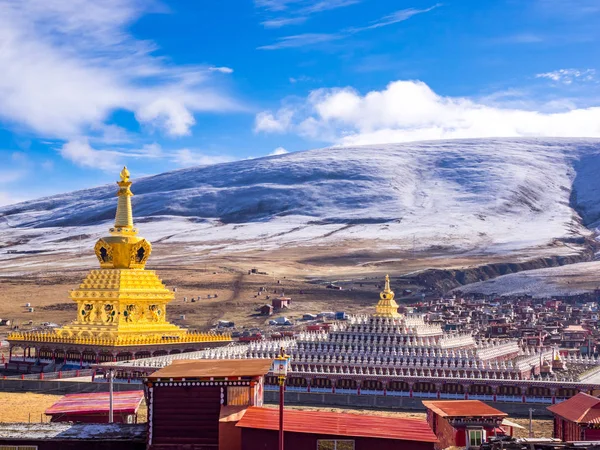Sztúpák tibeti Yarchen Gar kolostor a Szecsuán, Kína — Stock Fotó