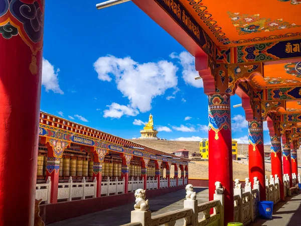 Widok z buddyzmu tybetańskiego klasztoru Gar Yarchen — Zdjęcie stockowe