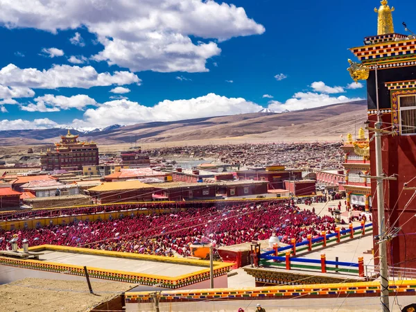 Monges budistas tibetanos não identificados e freiras reunidas em Yarchen — Fotografia de Stock