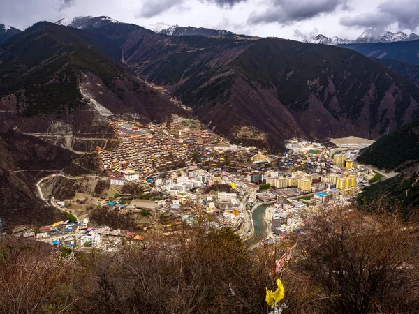 Aerial view of the town of Baiyu in Sichuan — Stock Photo, Image