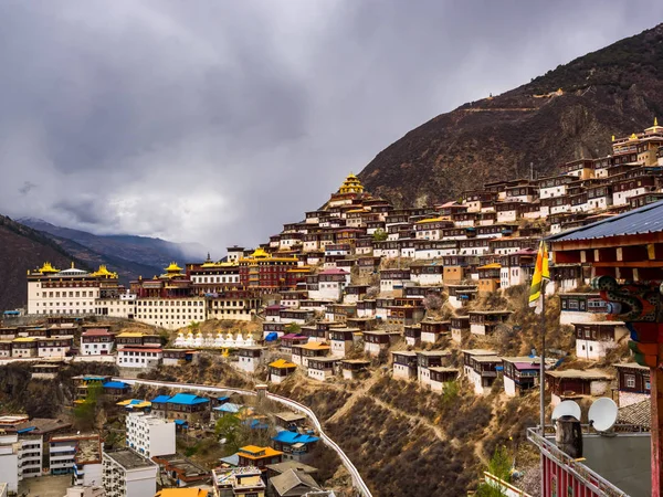 Vista da cidade tibetana de Baiyu e do mosteiro — Fotografia de Stock