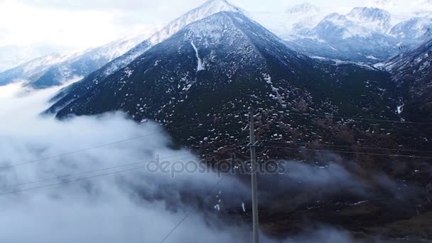 Weergave van mist bedekt de vallei van hoge sneeuw berg in Sichuan — Stockvideo