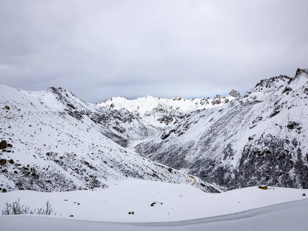 Vista aérea del transporte en alta montaña de nieve en Sichuan — Foto de Stock