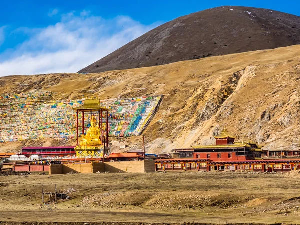 Tibet Budist manastır Si içinde oturmuş Buda heykelinin görünümünü — Stok fotoğraf