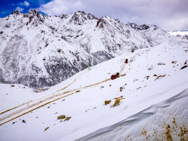 Kaygan ve dar yolun üst kısmında C, ulaşım