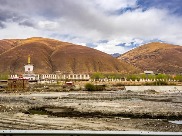 Pagodes no mosteiro tibetano em Dege — Fotografia de Stock