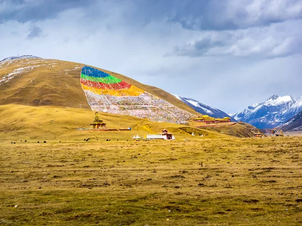 Blick auf das tibetische Kloster am Berg in Sichuan — Stockfoto
