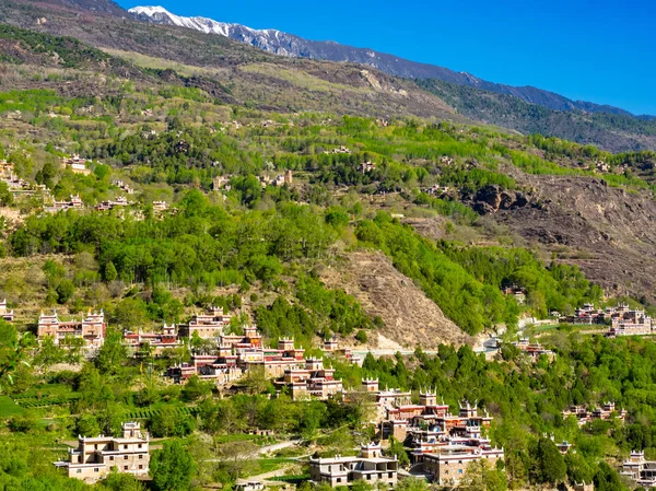 Blick auf das tibetische Dorf Jaiju in Sichuan — Stockfoto