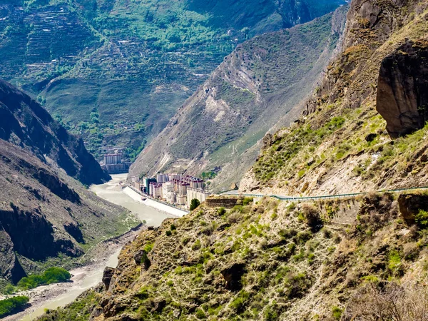 Vista aérea de la construcción en la montaña a lo largo del río en Danba — Foto de Stock