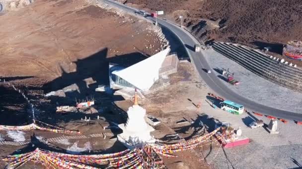 Vue aérienne de la circulation à Zheduo Shan Pass le matin — Video