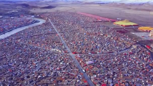 Вид с воздуха на лачуги буддийских монахов — стоковое видео