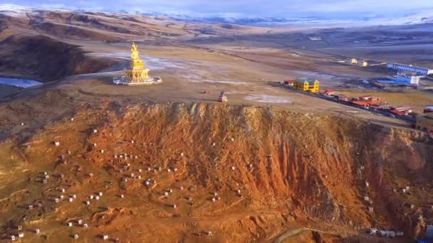 Tepe üzerinde büyük Buda heykelinin havadan görünümü — Stok video