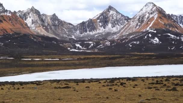 Вид на снежную гору и замерзшее озеро — стоковое видео