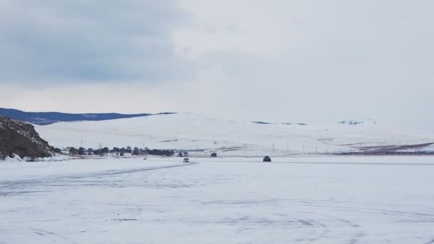 Psie zaprzęgi na powierzchni lodu w Frozen jezioro Bajkał — Wideo stockowe