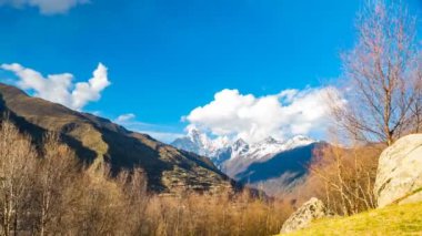 Mount Siguniang de Sichuan bulutlara doğası 