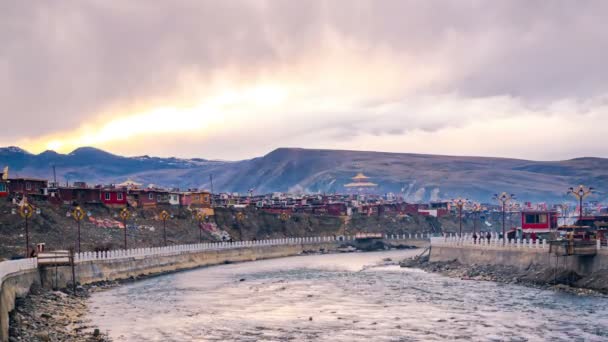 Timelapse de nubes y río por la noche en el Monasterio de Yarchen Gar en Sichuan — Vídeos de Stock