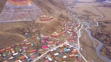 Tibet manastır ve küçük bir köy havadan görünümü