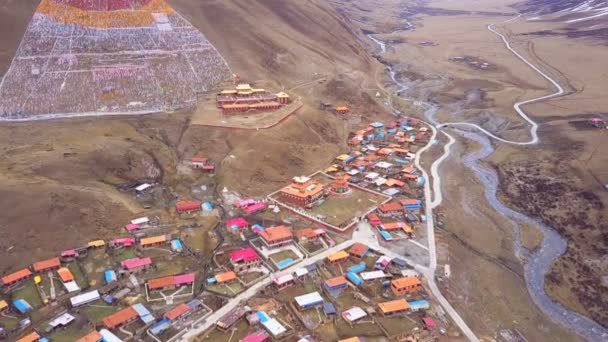 Luftaufnahme des tibetischen Klosters und kleinen Dorfes — Stockvideo