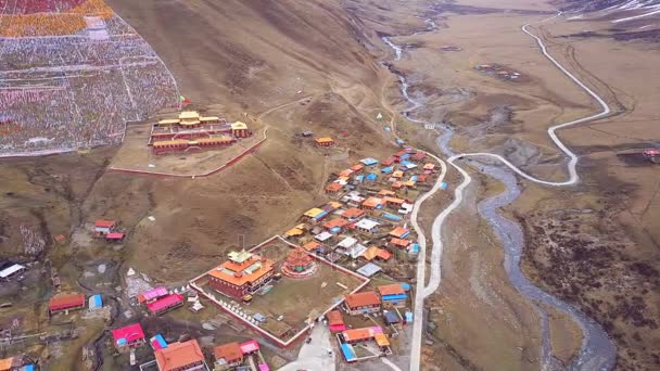 Widok z lotu ptaka tybetańskiego klasztoru w prowincji Syczuan — Wideo stockowe