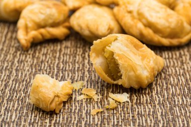 Lezzetli köri Puffs üzerine karanlık bir mat