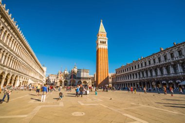 Tarihi San Marco Plaza de yürüyen turist görünümünü