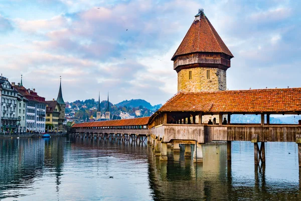 View of the famous Chapel Bridge and Lake Lucerne — Stock Photo, Image