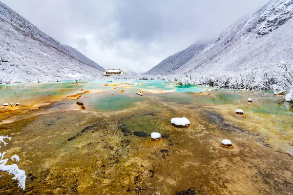 View of icy Colored Lake with Tibetan Temple in winter — Stock Photo, Image