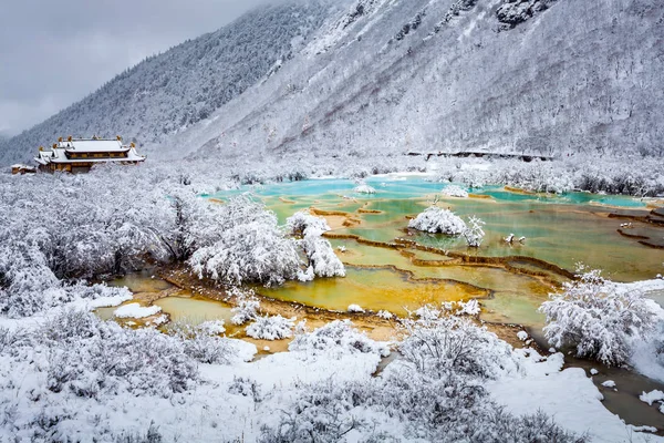 Blick auf eisfarbenen See und tibetischen Tempel — Stockfoto