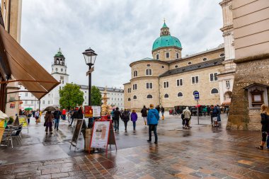 Salzburg Residence Meydanı'nda yürüyüş insanlar