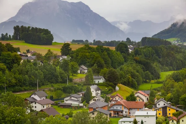 View of small village and the mountain — Stock Photo, Image