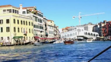 Venice, İtalya - 20 Eylül 2015: Venedik, İtalya kanalda çalışan hızlı tekneler ile ünlü köprü görünümünü