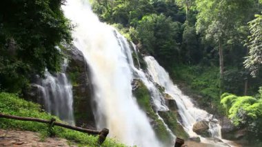 Şelaleler Chiang Mai Tayland, yağmur ormanlarında
