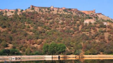 Amber Fort ve Maota Gölü, Rajasthan Hindistan görünümü