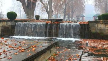 Çeşme ve Shalimar Bagh Srinagar Keşmir, Hindistan, akan suda görünümü