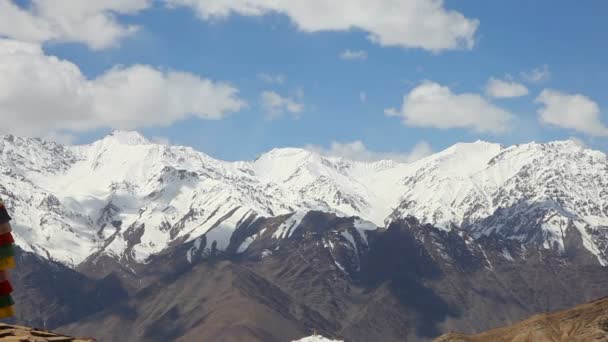 从背景中的雪山看佛塔的山谷 拉达克 — 图库视频影像