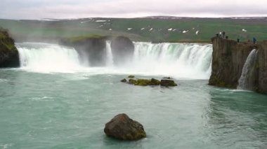 Godafoss görünümünü veya şelaleler Tanrı'nın Bardardalur bölgesinde Northcentral İzlanda 4 k Uhdfilename içinde yer alır: C0029 Godafoss veya