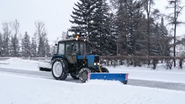 Ιρκούτσκ Ρωσία Μαρτίου 2017 Μικρό Μπλε Χιόνι Άροτρο Καταργεί Χιόνι — Αρχείο Βίντεο