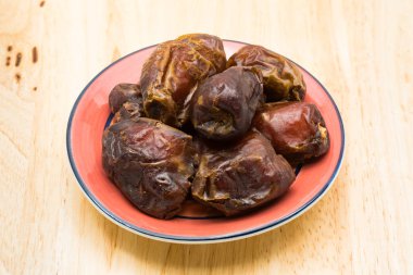 Kurutulmuş tarihleri meyve bir kırmızı plaka