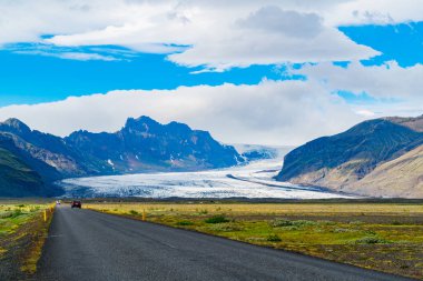 Vatnajokull buzul ve yüksek dağ görünümü