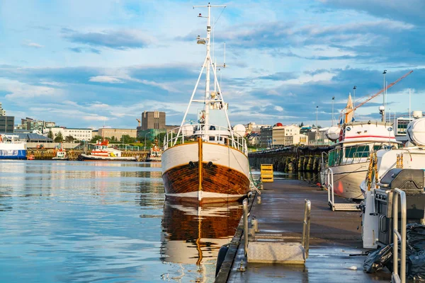 Reykjavik Harbor'da sabah görünümünü