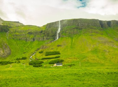 Yaz aylarında yüksek şelaleler ile dağ manzara