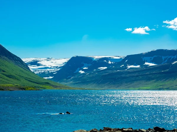 Pohled na sněhu hory a jezera v létě — Stock fotografie