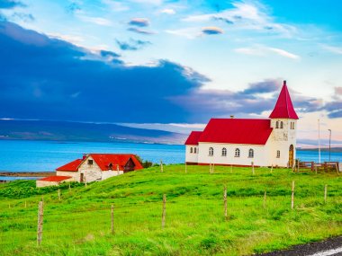 Deniz yeşil çim sahasının küçük kilise