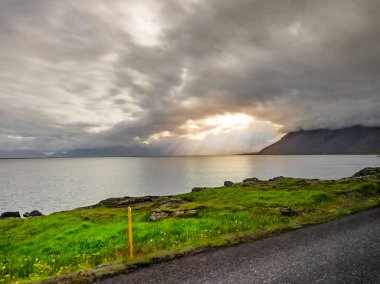 Deniz ve dağ güneş ışınlarının güzel manzara
