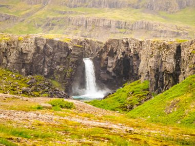 Yol kenarı, küçük şelale manzarası