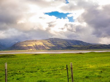 Dramatik İzlanda manzara dağ ve yeşil alan ile