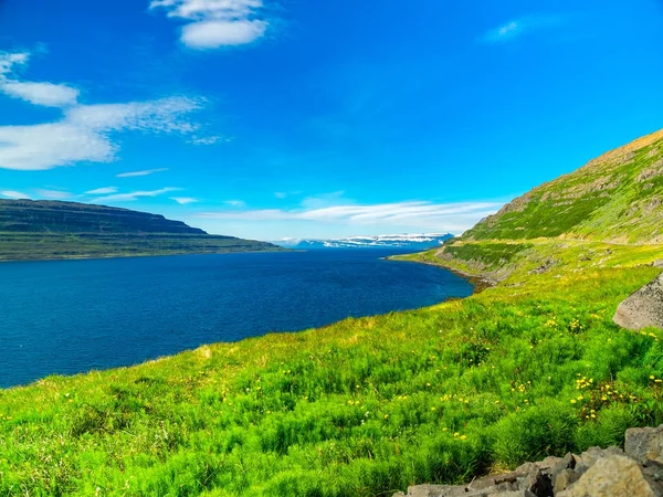 Typická islandská krajina s mountain, moře a oblasti yell — Stock fotografie